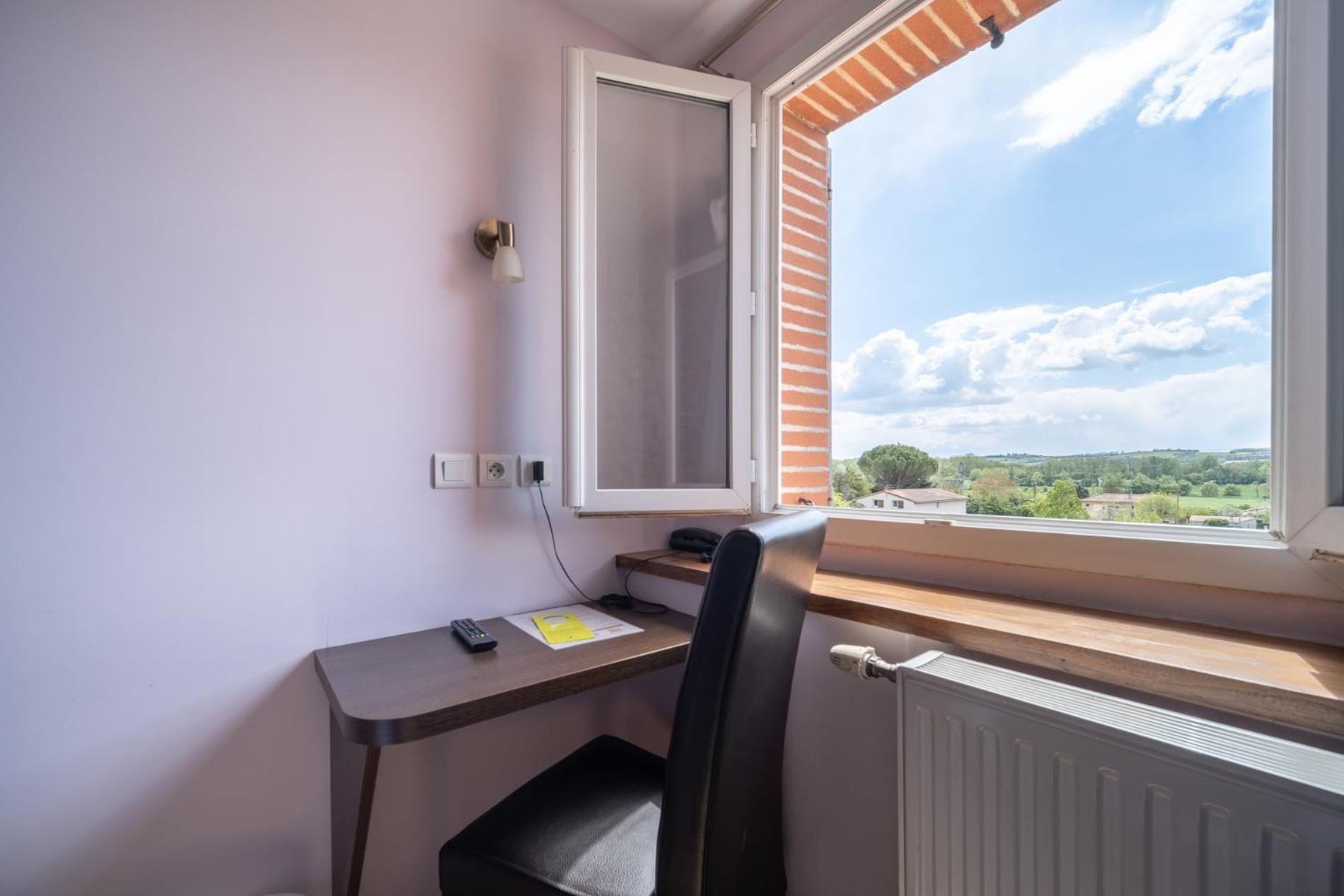 Hotel Restaurant Du Lauragais Logis De France ヴィルフランシュ・ド・ロラゲ エクステリア 写真