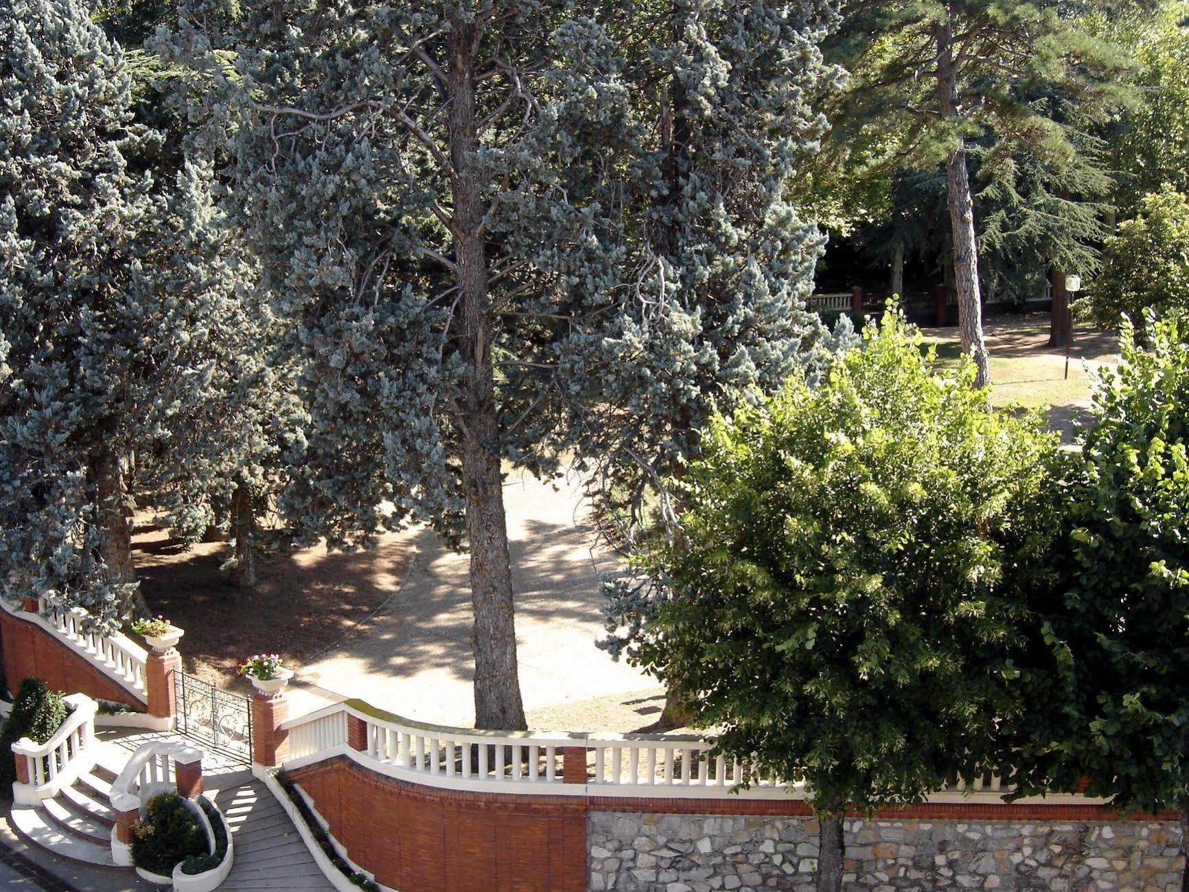 Hotel Restaurant Du Lauragais Logis De France ヴィルフランシュ・ド・ロラゲ エクステリア 写真